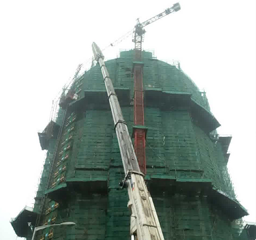 平昌吊车在工地上作业
